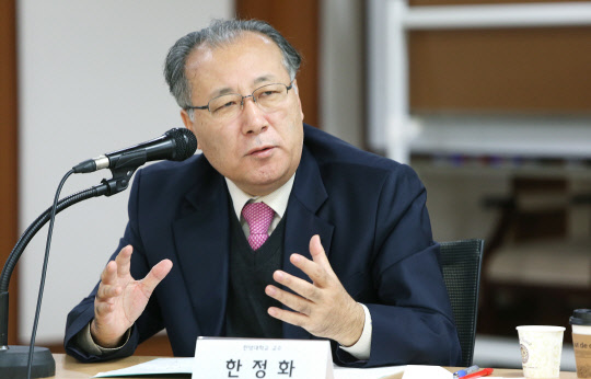 한정화 한양대 교수(전 중소기업청장)가 24일 서울 여의도 중소기업중앙회에서 열린 '중소기업 자주협동포럼'에서 강연하고 있다. 중기중앙회 제공